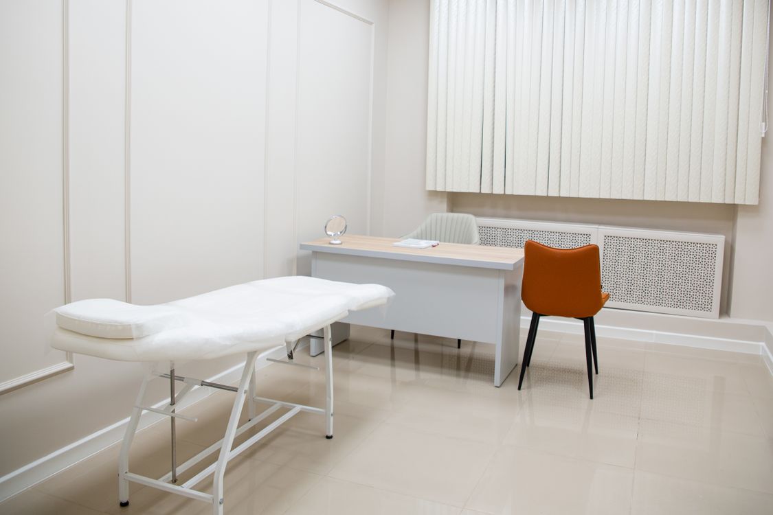 Sala de consulta em clínica estética premium — os primeiros dias após o procedimento são uma etapa comercial, não só de atendimento