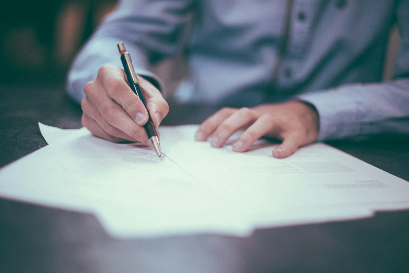 Advogada revisando documentos em escritório premium — processo de onboarding e relacionamento com cliente