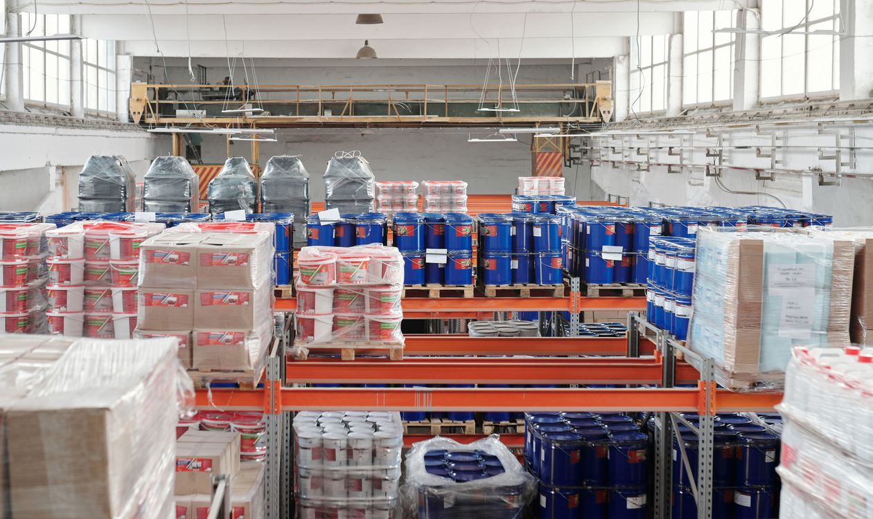 Interior de armazém com estantes organizadas — logística de distribuição B2B