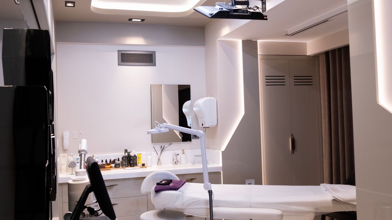 Sala de tratamento em clínica estética premium preparada para procedimento de alto ticket