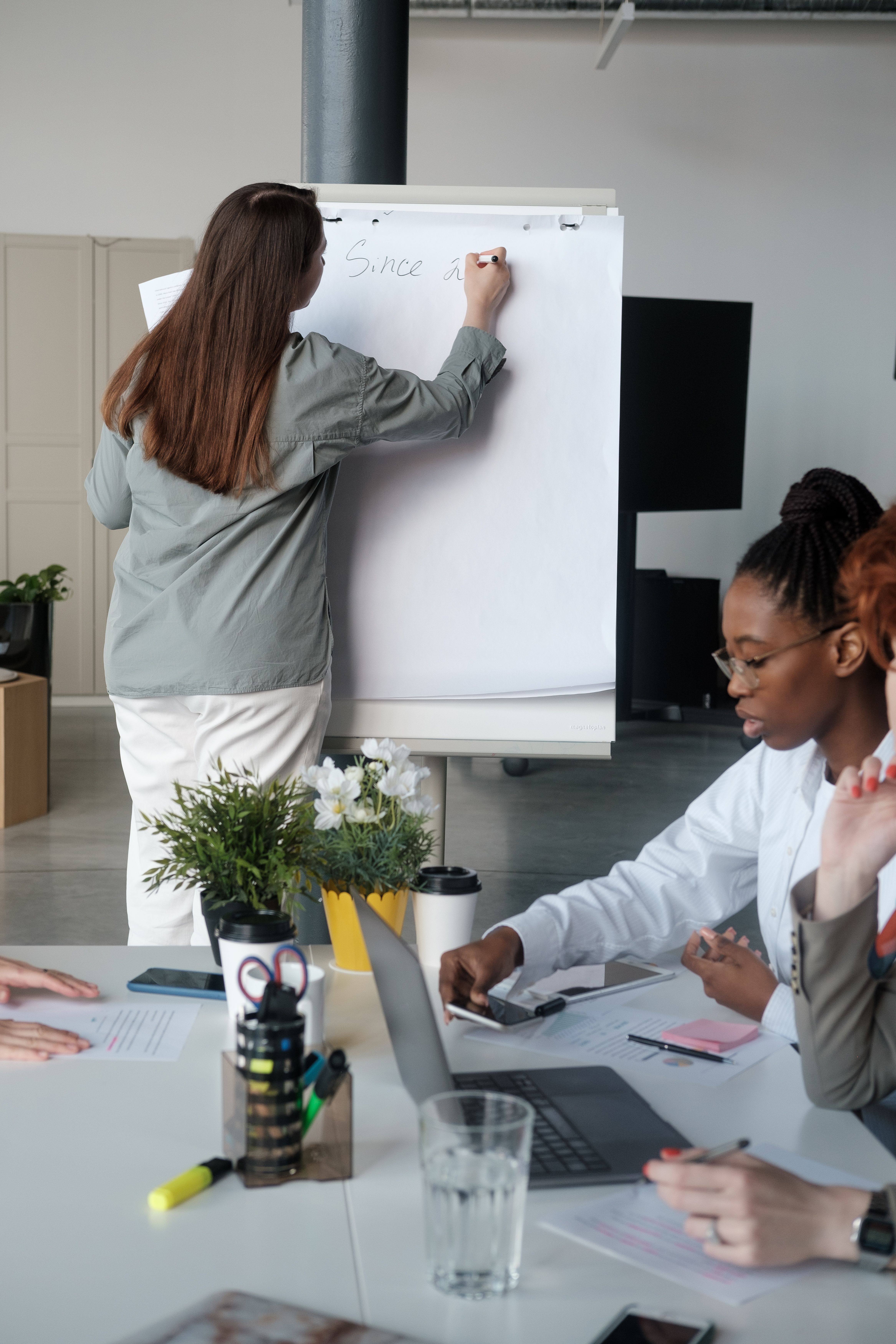 Reunião de consultoria profissional entre duas mulheres em escritório premium