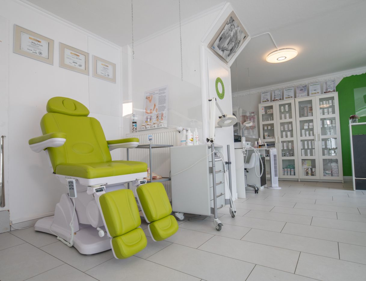Sala de procedimento de clínica premium moderna e organizada, com equipamentos e iluminação adequados