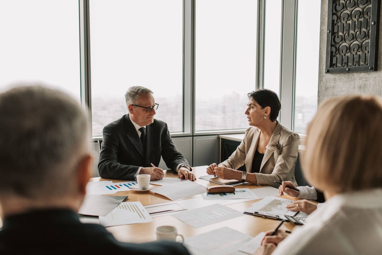 Gerente comercial revisando estratégia de desempenho com representante externo em reunião de equipe