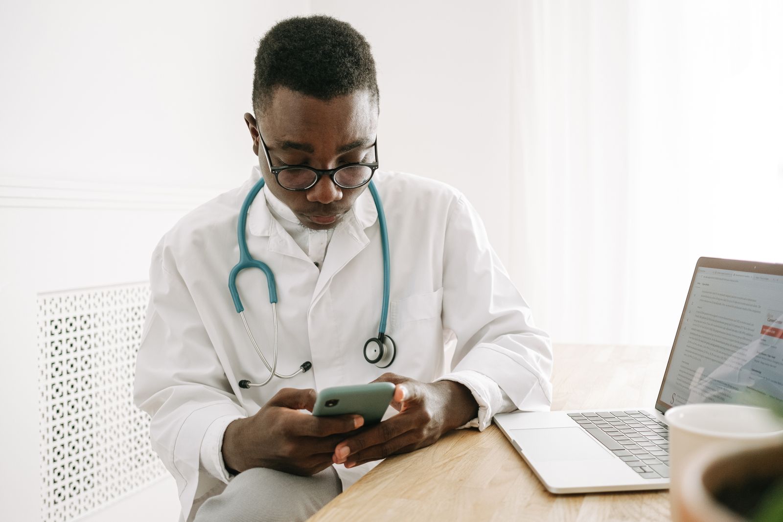 Profissional de saúde premium revisando comunicação com paciente no smartphone em clínica moderna