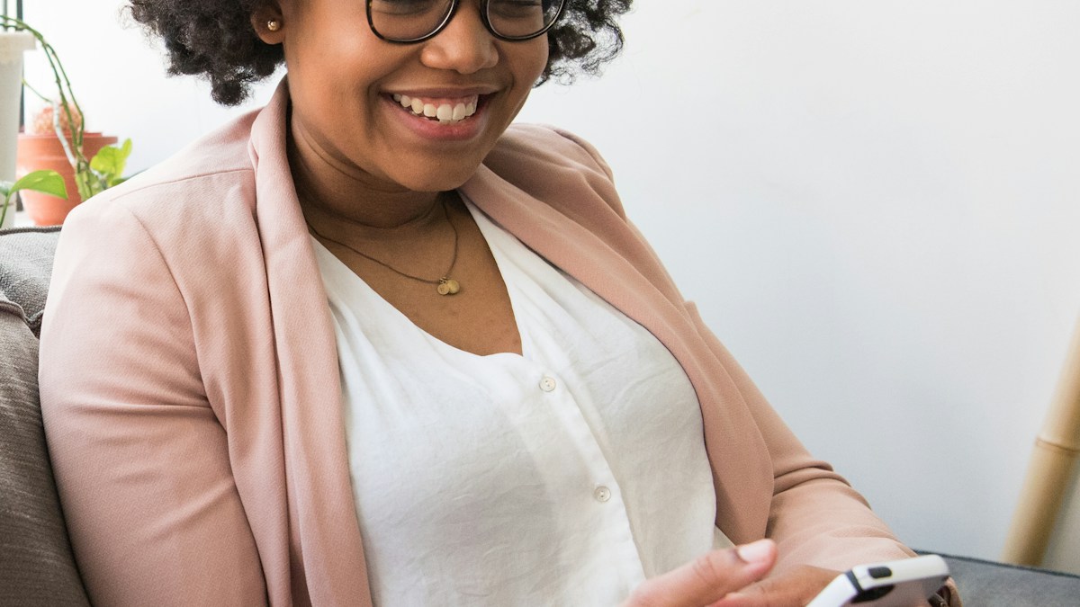 Empreendedora usando smartphone para criar conteúdo estratégico com função comercial