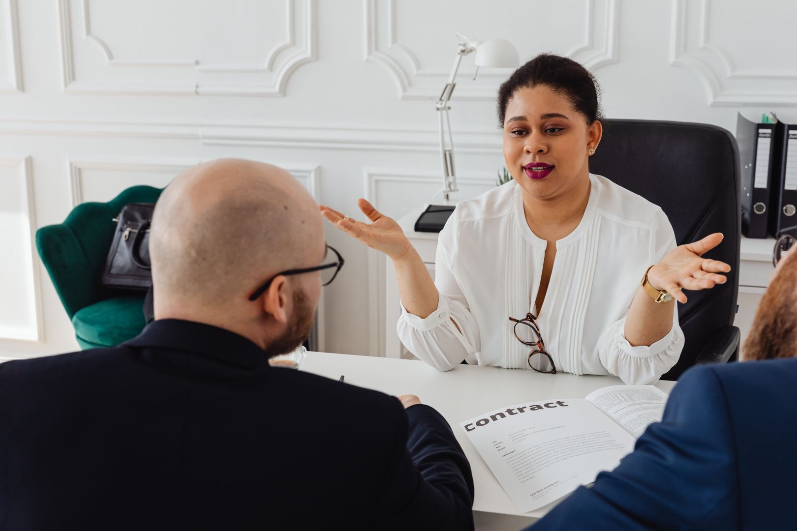 Profissional conduzindo conversa de alto valor em ambiente de consultório premium