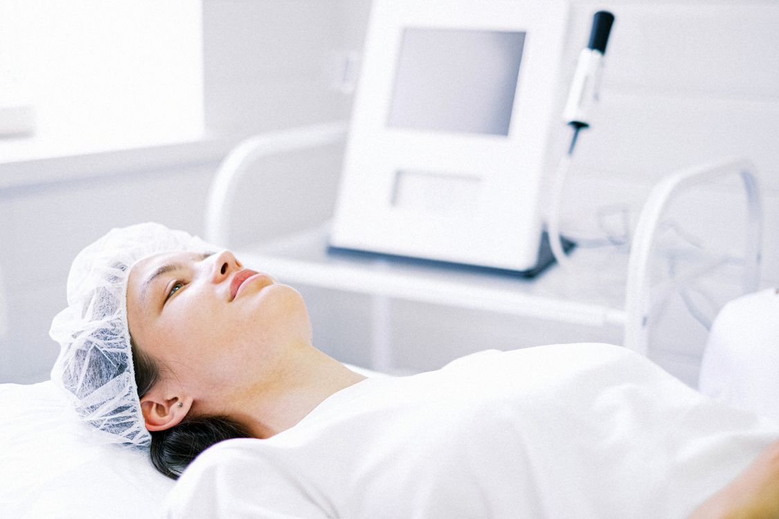Paciente recebendo tratamento em clínica estética premium — procedimento de harmonização facial de alto valor