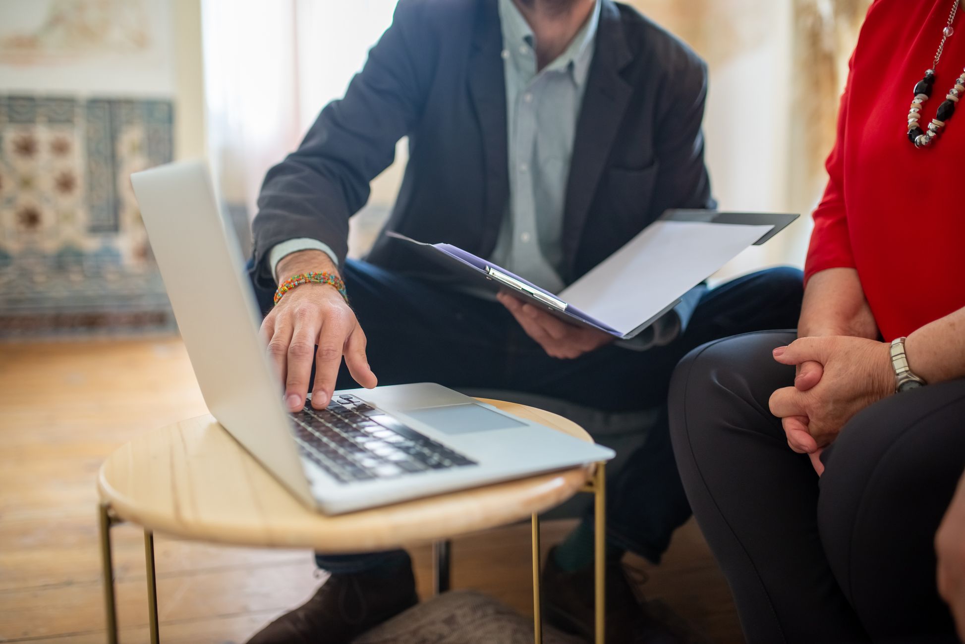 Profissional mostrando documentos de contrato para cliente em reunião de escritório premium