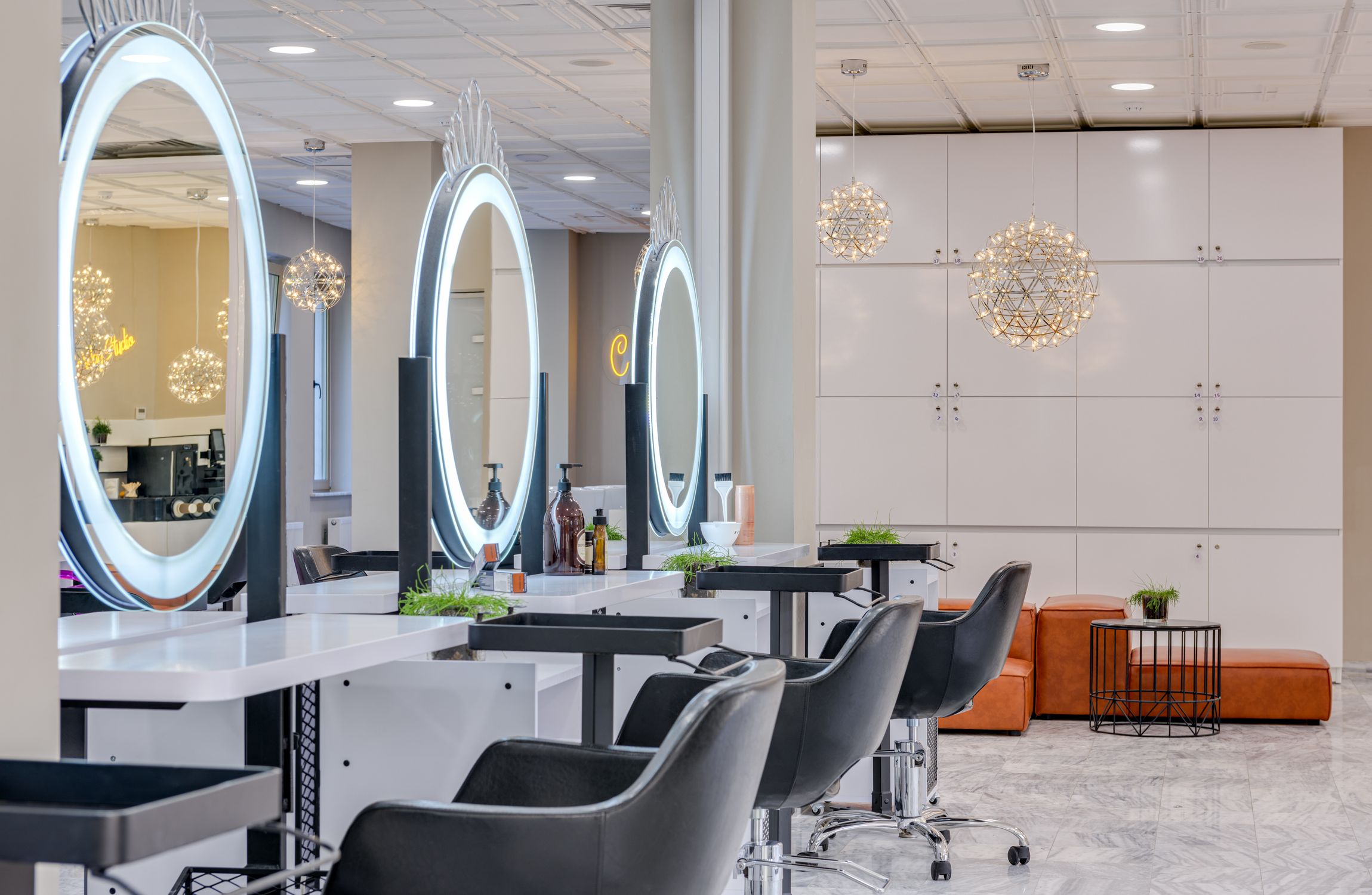 Interior de salão de beleza premium com iluminação elegante e ambiente editorial