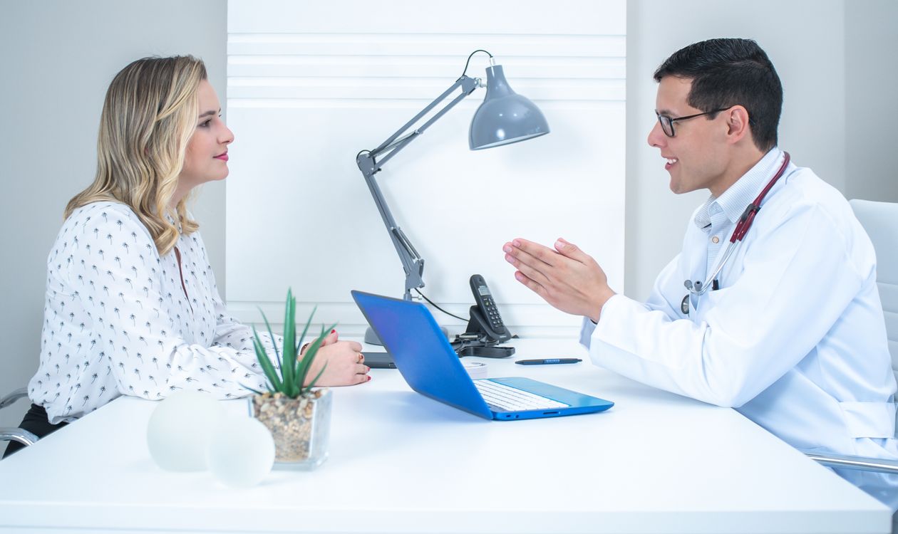 Médica em consulta com paciente em clínica premium, ambiente profissional e acolhedor
