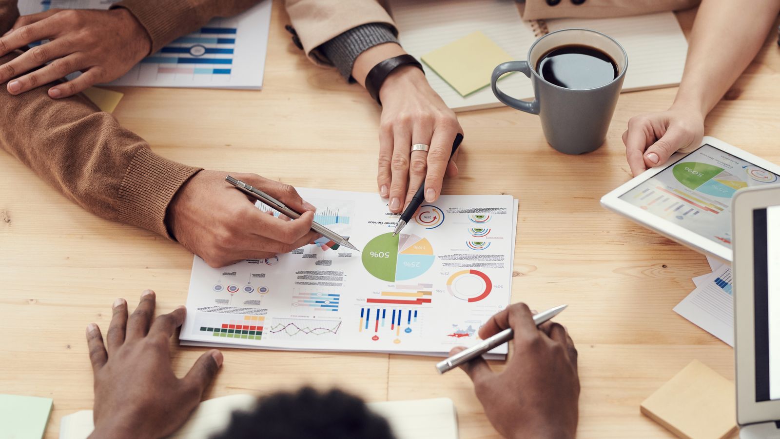 Profissional de vendas B2B em reunião de equipe comercial em distribuidora
