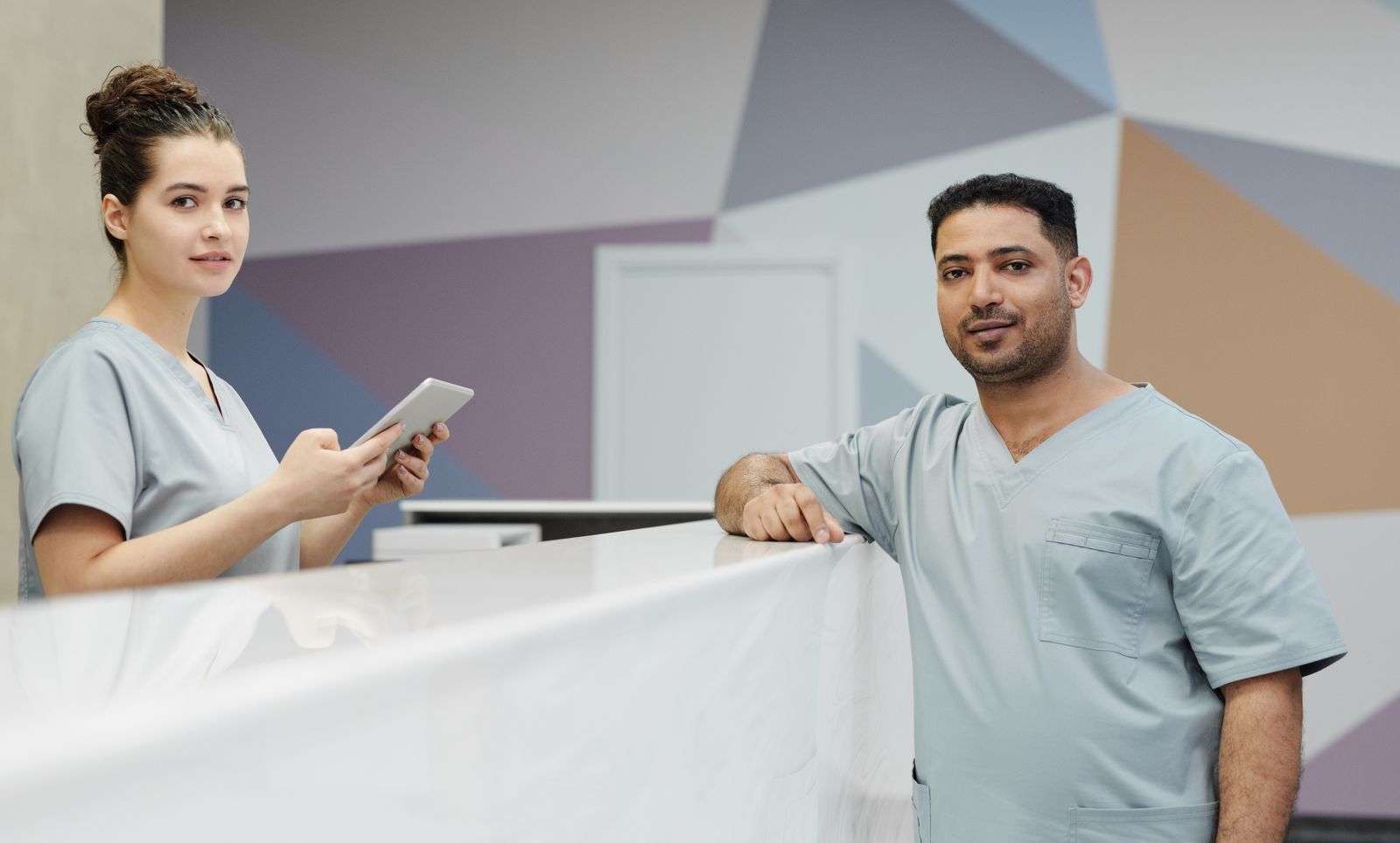 Equipe de atendimento de clínica premium em recepção moderna e sofisticada